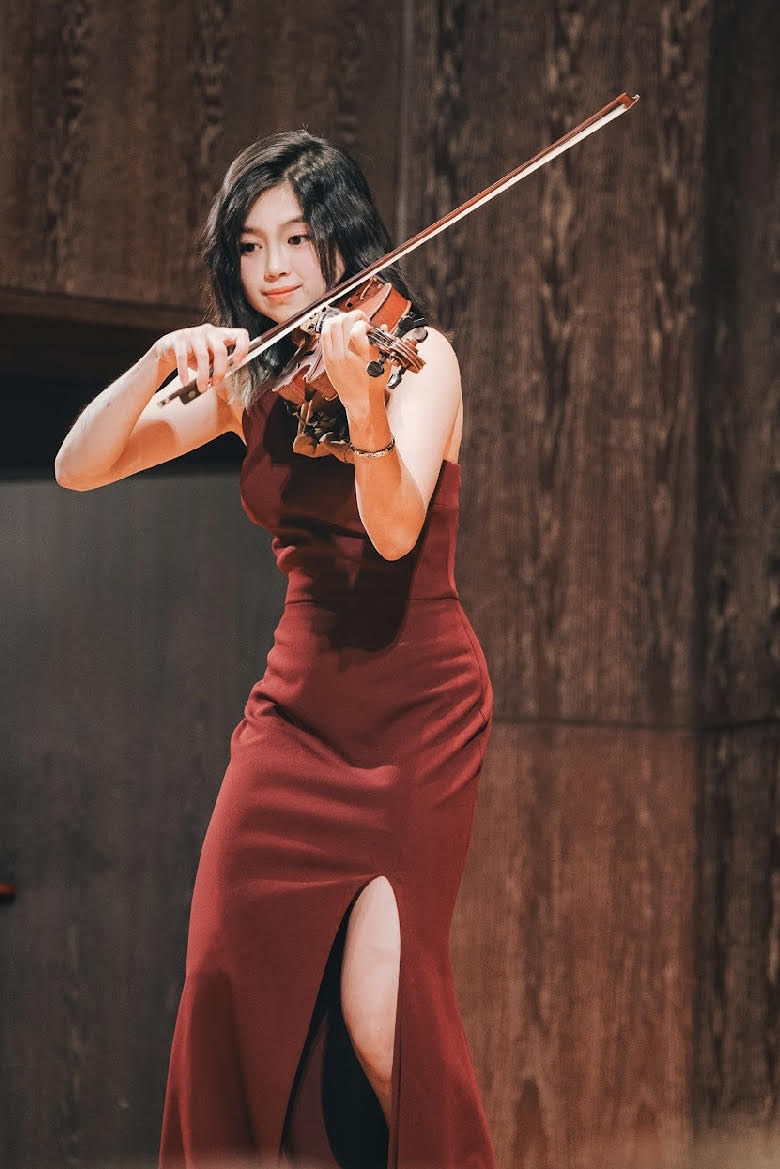 Phoebe Wu playing the violin